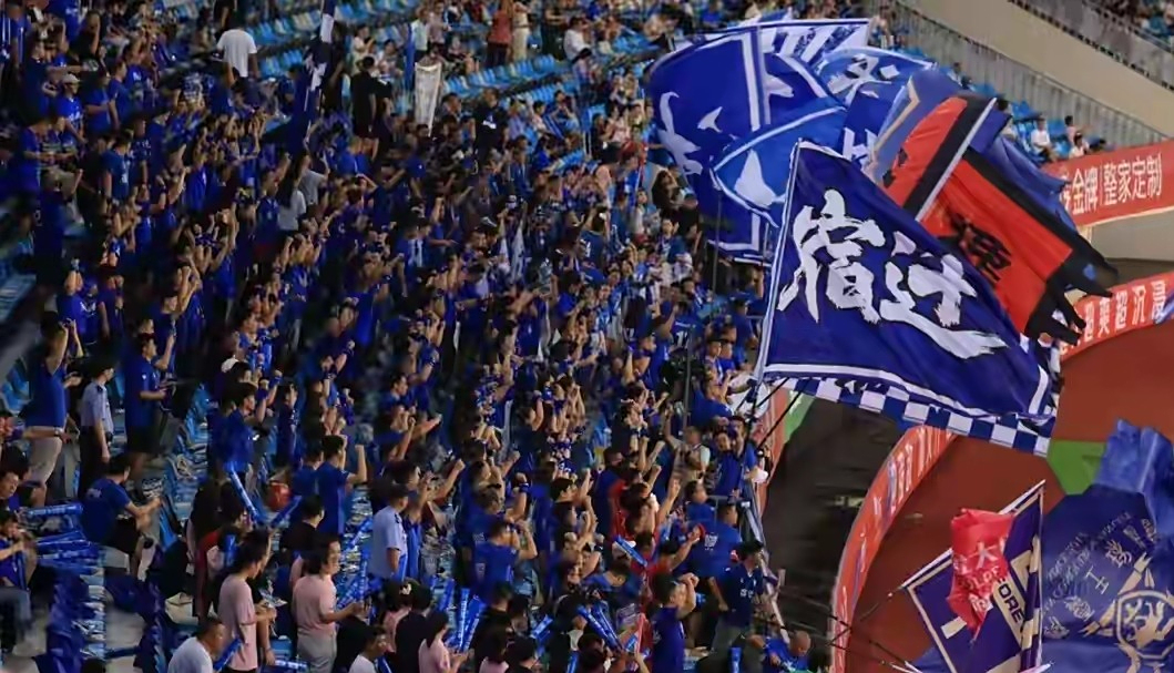 关于粉丝疯狂打call球队支持的信息