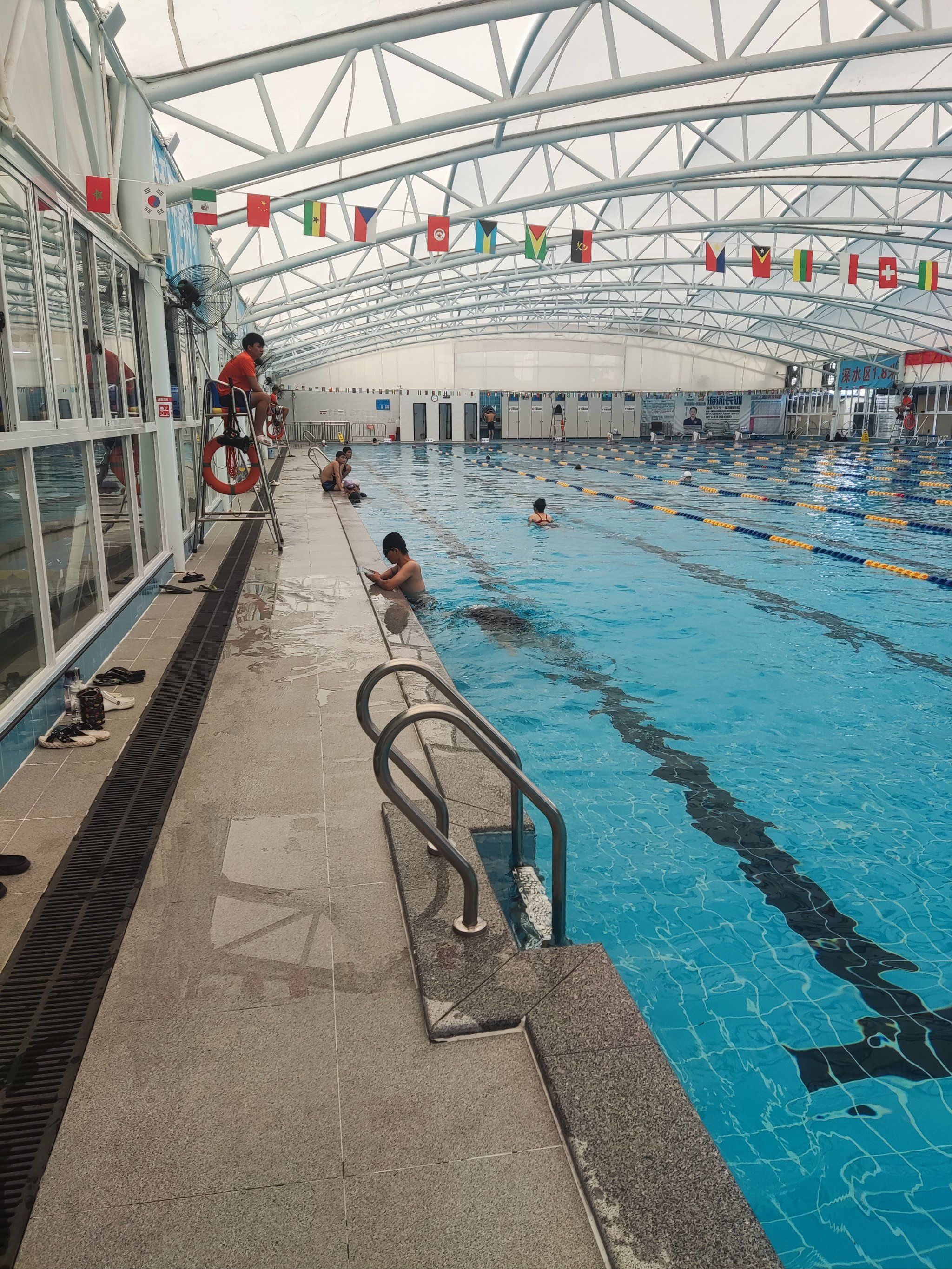 游泳选手优雅出发，略胜一筹的简单介绍